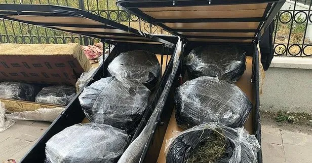 Erzurum’da kanepe içerisine gizlenmiş 105 kilogram esrar ele geçirildi