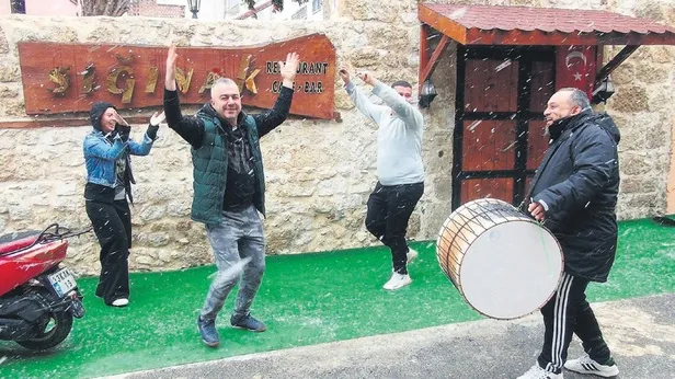 Yurdun dört bir yanı kara teslim oldu! Mersinliler yağışı davul zurnayla kutladı!-1