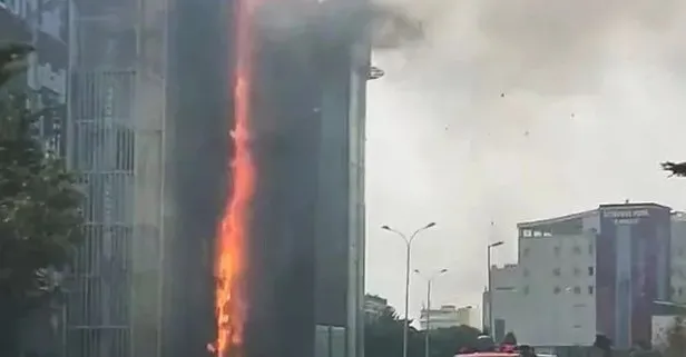 Beylikdüzü’nde bir iş merkezi alevlere teslim oldu!