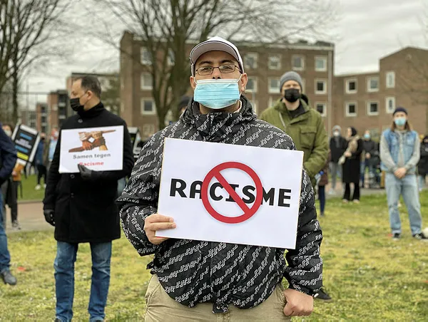 hollanda-polisinden-oldurulen-turk-kizi-hakkinda-bir-turk-daha-azaldi-irkci-sozleri-protesto-edildi-1616948452048.jpg Hollanda polisinin öldürülen Türk kızı hakkında "bir Türk daha azaldı" ırkçı sözleri protesto edildi-9