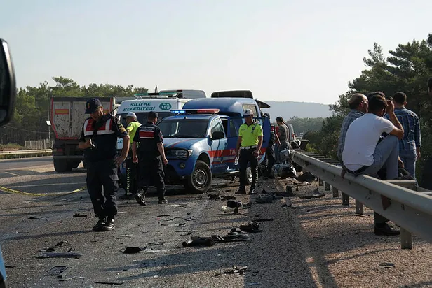 Mersin'de Akkuyu Santrali'nde çalışan Rus mühendisleri taşıyan minibüs kaza yaptı: 2 ölü, 11 yaralı-1