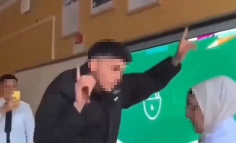 1709046140706.jpeg Yine TikTok yine skandal | İzmir'de öğretmenin karşısında oynayıp video çektiler! "Gençlik nereye gidiyor?"-3