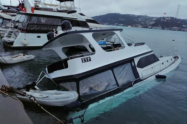 İstanbul'da lüks tekne battı
