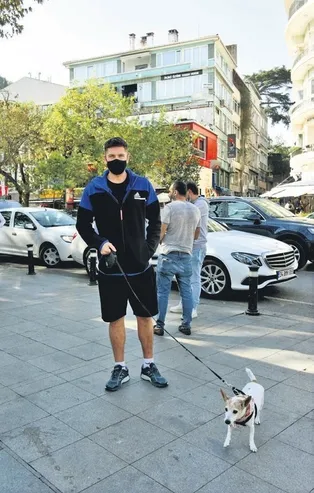 Mert Öcal Bebek'te köpeğini gezdirdi