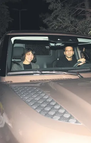 Sevgilisiyle Burcu Denizer’le bir mekandan çıkan Kaan Urgancıoğlu gazetecilerin aracına çarptı