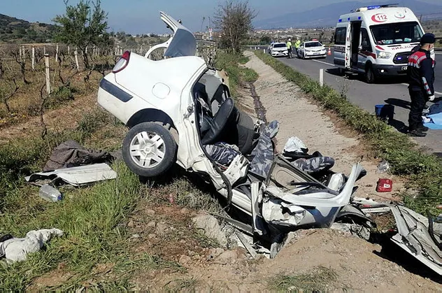 Manisa'da katliam gibi kaza! Hurdaya dönen araçtan sağ çıkamadılar