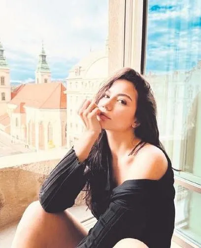 bir-deri-bir-kemik-kaldi-simge-sagin-46-kiloya-dustugunu-duyurdu-1698368452916.jpeg Bir deri bir kemik kaldı! Simge Sağın, 46 kiloya düştüğünü duyurdu-7