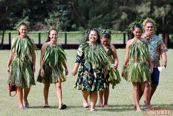 Fransa Cumhurbaşkanı Emmanuel Macron'un Fransız Polinezyası'nda ilginç anları! Boynuna çiçekleri doladılar - 31
