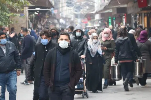 Koronavirüs vakaları artıyor! Uzmanlardan çok kritik 'üçüncü dalga' uyarısı: Daha çok 40-60 yaş grubunu etkileniyor