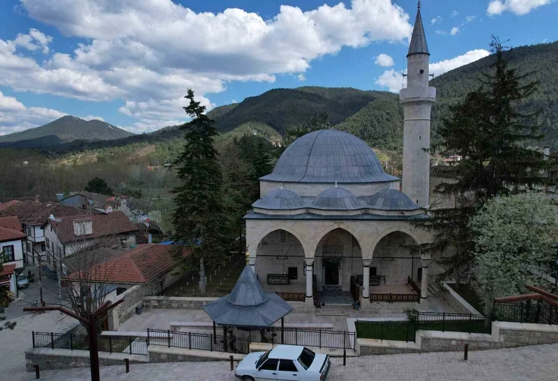 kubbesi-kursunla-kapli-508-yildir-ayakta-duran-camii-yillara-meydan-okuyor-1777733163917.jpg Kubbesi kurşunla kaplı: 508 yıldır ayakta duran camii yıllara meydan okuyor-3