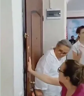 chpde-kapi-savasi-atanan-baskan-disarida-kaldi-1784208652602.jpeg CHP Nazilli’de kriz: Görevden alınan başkan binayı teslim etmedi-4