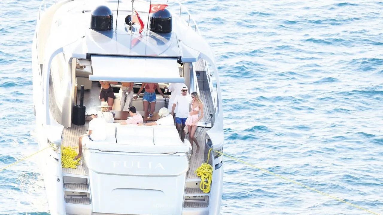 Şevval Şahin iş insanı sevgilisi Burak Ateş ile Bodrum’da aşk tatilinde