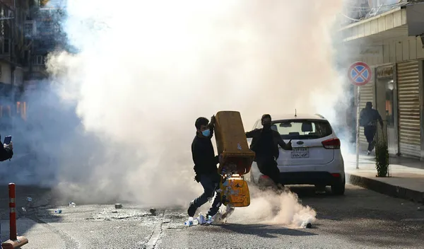 irakin-suleymaniye-kentinde-maaslarin-odenmemesi-protesto-edildi-olaylarda-kurt-yonetimi-protesto-eden-bir-cocuk-kursunlandi-1607355087834.jpg Irak'ın Süleymaniye kentinde maaşların ödenmemesi protesto edildi! Olaylarda Kürt yönetimini protesto eden bir çocuk kurşunlandı-6