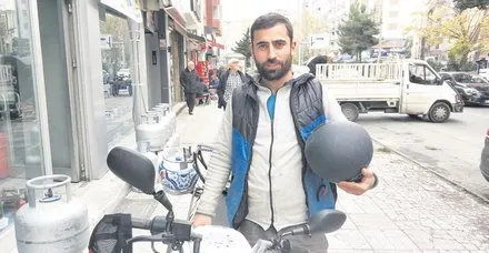 Yer Samsun Pencereden Dusen Ikizlerden Biri Yaralanirken Digerini Ise Direge Tirmanan Kurye Kurtardi Takvim