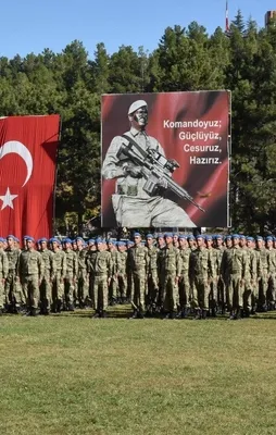 Uzman komandolar brövelerini taktı