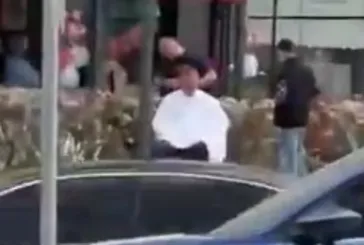 Depreme yakalandı tıraşa dükkan önünde devam etti