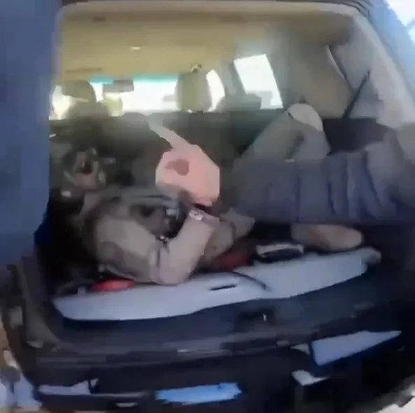 kuveytte-ikonik-fotograf-dusen-amerikan-pilotu-boyle-teslim-alindi-1772520103596.jpeg Kuveyt’te ikonik fotoğraf: Düşen Amerikan pilotu böyle teslim alındı-4