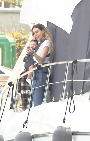 Sinem Kobal ve Kenan İmirzalıoğlu çiftinin en mutlu günü! Minik bebek Leyla dünyaya geldi, sosyal medyaya yorum yağdı