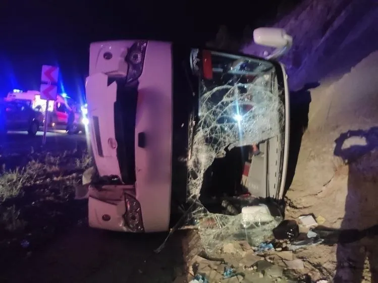 1724467097767.jpeg Isparta-Antalya karayolunda yolcu otobüsü devrildi: 13 yaralı