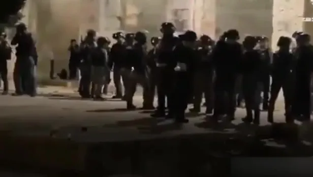İşgalci İsrail’in Mescid-i Aksa’ya girerek cemaate saldırdığı anlar | VİDEO İZLE