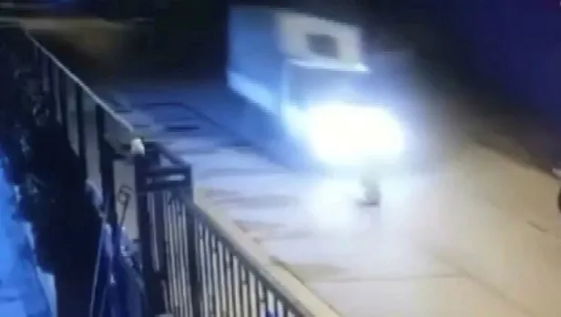 yok-boyle-canilik-kamyonetle-kopegi-ezen-surucu-arkasina-bakmadan-yoluna-devam-etti-1632776053912.jpeg Yok böyle canilik! Kamyonetle köpeği ezen sürücü arkasına bakmadan yoluna devam etti-3