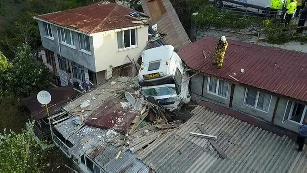 Sarıyer'de korku dolu anlar! Gecekondunun üzerine TIR devrildi-5