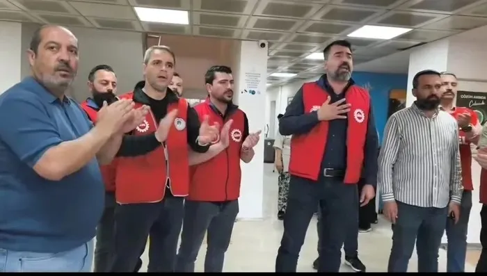 chpli-belediyelerde-grev-memurlar-meydanda-isciler-koridorda-1777558144843.jpeg İzmir’de CHP’li belediyelerde maaş isyanı: Kriz sokağa taştı-2