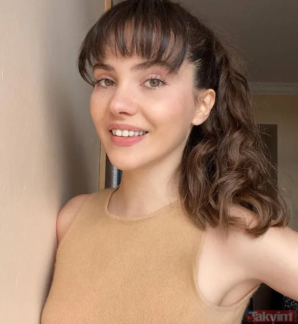 Üç Kız Kardeş'in Dönüş'ü Almila Ada'nın annesini gören hayran kaldı! Kızı gibi kıpır kıpır! Almila annesinin kopyası gibi - 4