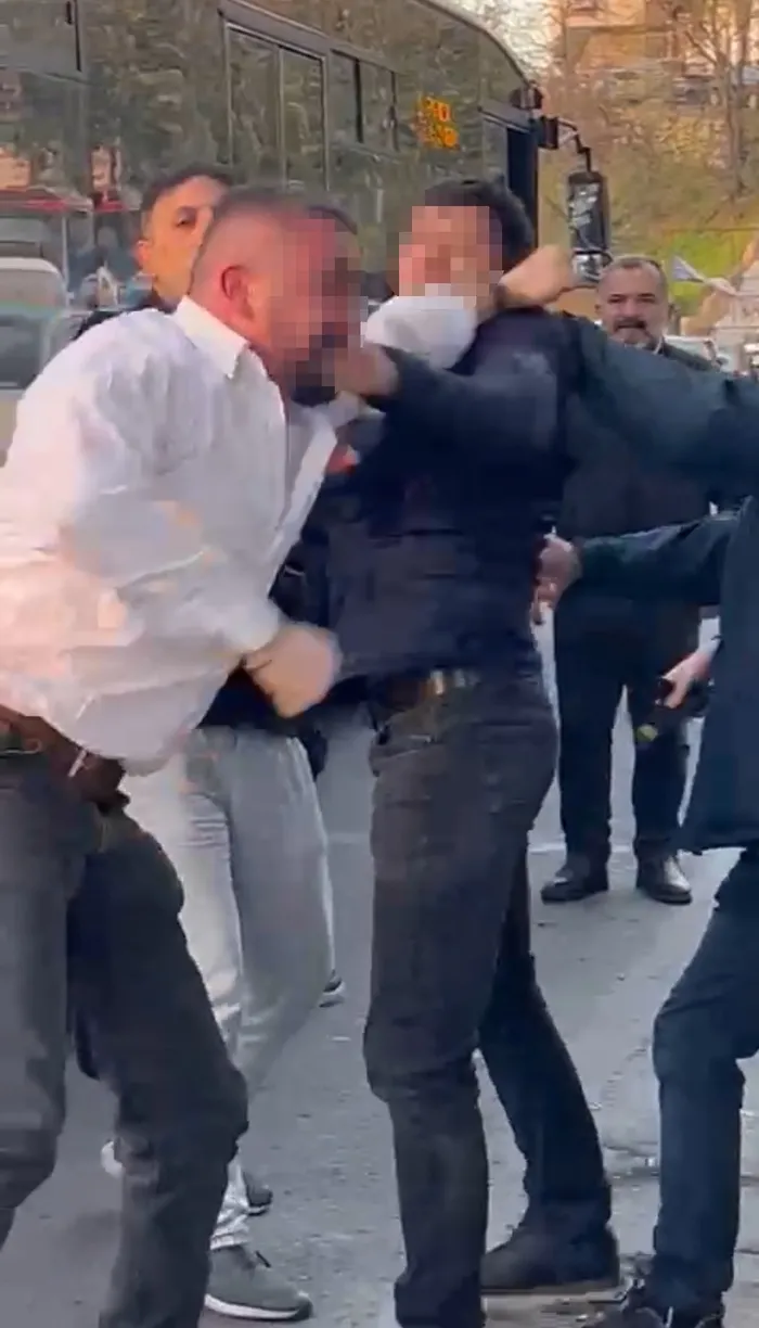 Son dakika: Alibeyköy'de İETT otobüsündeki kavganın yeni görüntüleri ortaya çıktı! İETT şoförü polis memurunu böyle yumruklamış!-2