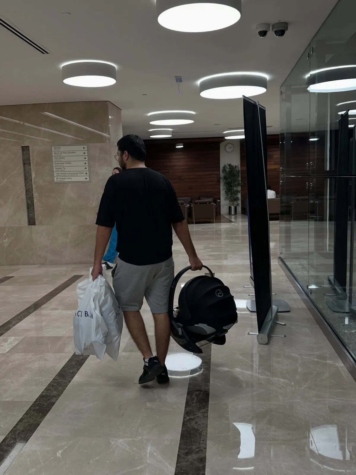 1788072830813.jpg MasterChef şampiyonu Serhat Doğramacı baba oldu: Oğulları Atlas’la ilk aile pozları-4