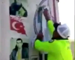 Son dakika: Sosyal medya bunu konuşuyor! Çevirme yapan trafik polisi şehit resimlerini elleriyle temizledi!