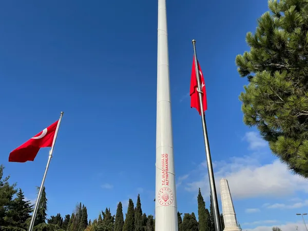 turkiyenin-en-yuksek-bayrak-direkleri-edirnekapi-sehitligi-ve-trt-ulus-yerleskesindeki-bayrak-direklerine-1453-metrekarelik-turk-bayraklari-cekildi-1636714999676.jpg Türkiye'nin en yüksek bayrak direkleri! Edirnekapı Şehitliği ve TRT Ulus Yerleşkesi'ndeki bayrak direklerine 1453 metrekarelik Türk Bayrakları çekildi-2