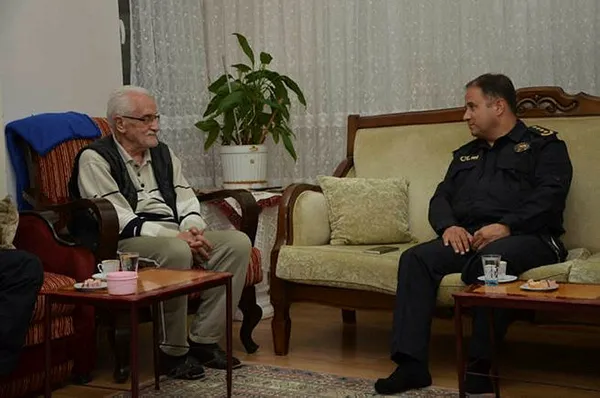 manisada-yasli-vatandasa-bagiran-polis-kotu-davrandigi-yasli-adamdan-ozur-diledi-1585293411270.jpg Manisa'da yaşlı vatandaşa bağıran polis, kötü davrandığı kişiden özür diledi-1