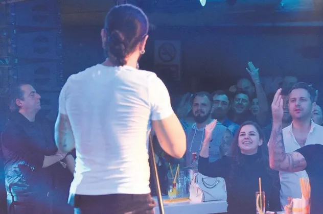 Çiçeği burnunda eşler Merve Özbey ile Kenan Koçak, Koray Avcı konserinde eğlendi