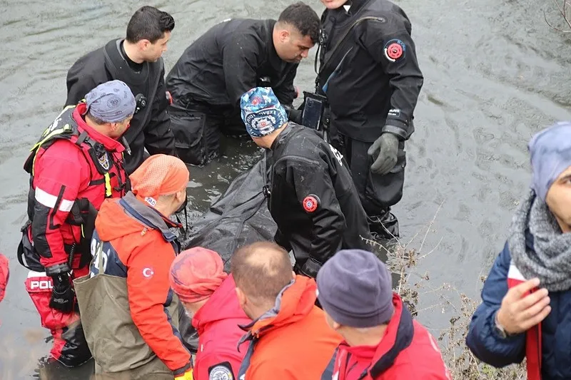 Kayıp öğretmenin cesedi dalgıç polislerce Porsuk Çayı'nda bulundu. (İHA)