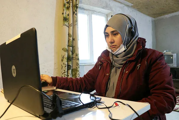 kizi-egitiminden-geri-kalmasin-diye-internet-ceken-tarlaya-baraka-yapti-kiz-cocuklari-ekonomik-ozgurluklerini-kazanmalidir-1611762251926.jpg Kızı eğitiminden geri kalmasın diye internet çeken tarlaya baraka yaptı: Kız çocukları ekonomik özgürlüklerini kazanmalıdır-4