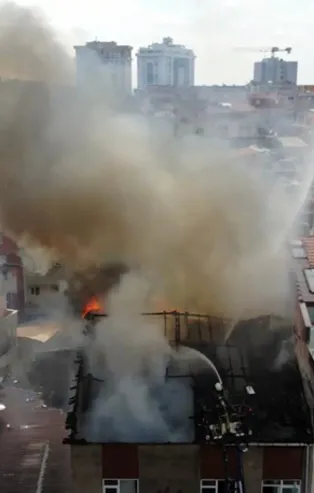 Kağıthane'de panik! Çatılar alev aldı