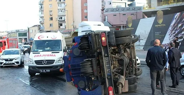 Son dakika: İstanbul Beyoğlu’da temizlik kamyonu devrildi: 2 yaralı