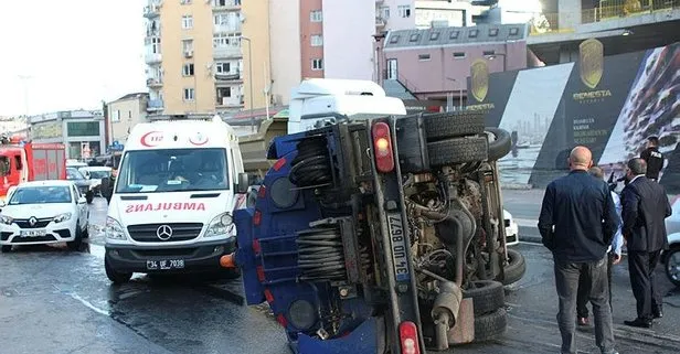 Beyoğlu'da temizlik kamyonu devrildi