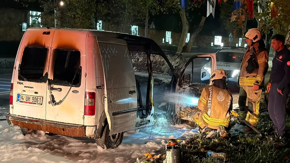 Beşiktaş'ta gece yarısı korku dolu anlar: Seyir halindeki araç alev alev yandı!-3