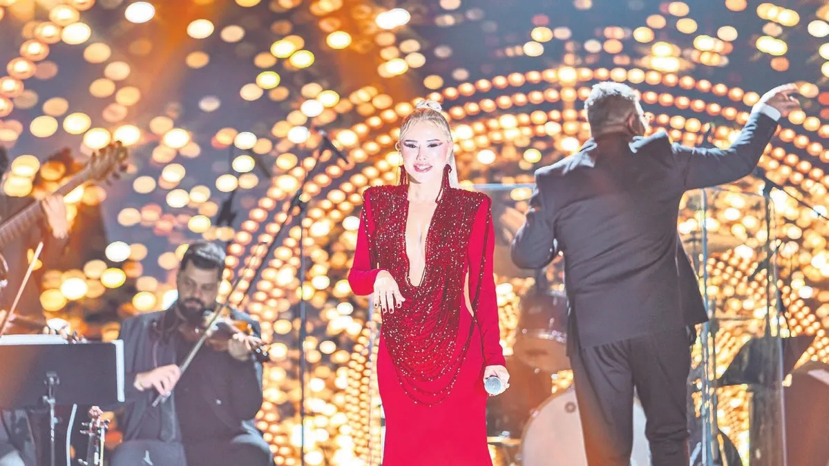 Ceylan Kıbrıs’ta sahne aldı! Anneanne olduğunu müjdeledi