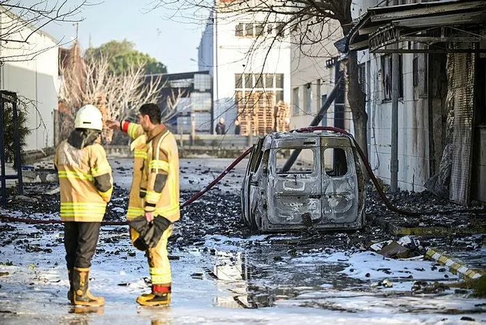 izmirde-kozmetik-deposunda-patlama-olu-ve-yaralilar-var-1705477564209.jpeg İzmir'de kozmetik deposunda patlama: Ölü ve yaralılar var-5