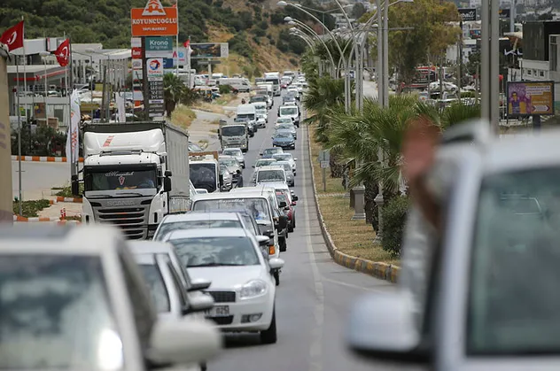 Tam kapanma öncesi Bodrum'a akın ettiler! Bu kadar insana su, yol, hastane yetmez