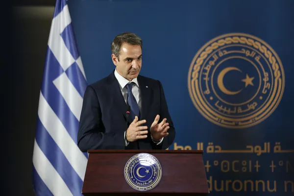 son-dakika-yunan-basbakan-micotakisin-kucuk-dustugu-anlar-sinir-disi-ettigi-buyukelcinin-ayagina-gitti-1617787479894.jpg SON DAKİKA: Yunan Başbakan Miçotakis'in küçük düştüğü anlar! Sınır dışı ettiği büyükelçinin ayağına gitti-7