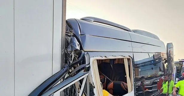 Son dakika: Antalya Alanya’da feci kaza! Tur otobüsü TIR’a çarptı: 2 ölü, 10 yaralı