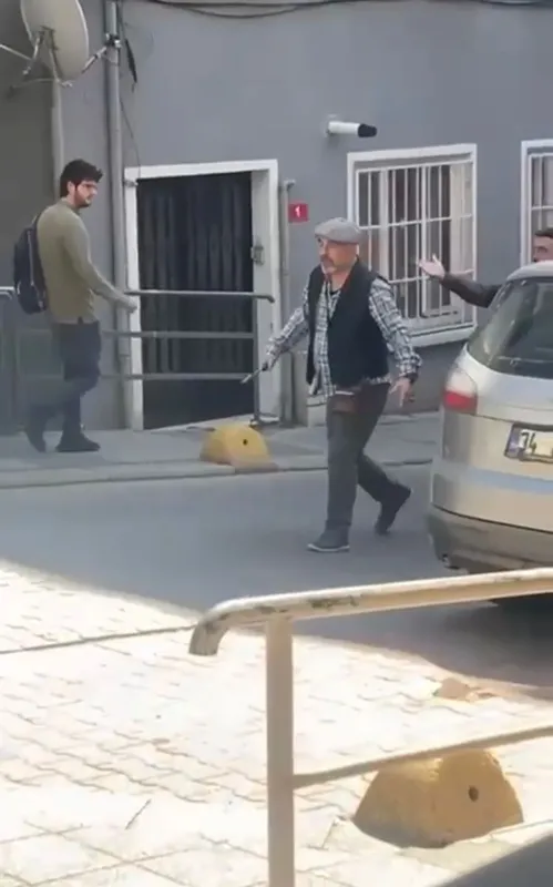 kadikoyde-otomobil-surucusu-ile-kagit-toplayicisi-arasinda-bicakli-tasli-cekicli-kavga-1652860255634.jpg Kadıköy'de otomobil sürücüsü ile kağıt toplayıcısı arasında bıçaklı taşlı çekiçli kavga-2