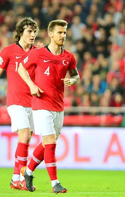 Galatasaray'ın yıldızına Hakan Çalhanoğlu'ndan çağrı