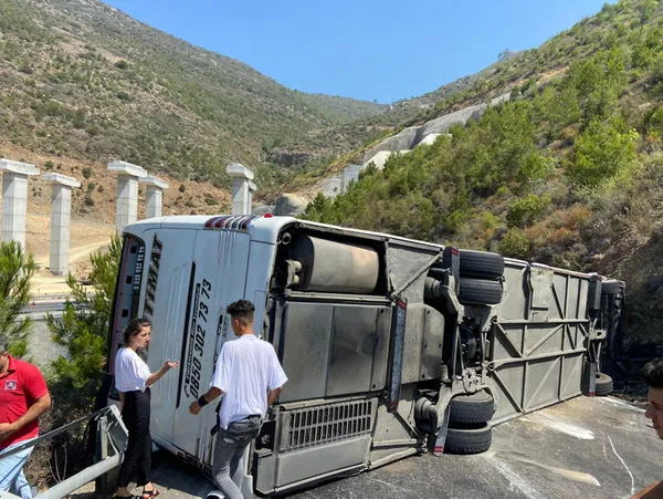 mersinde-yolcu-otobusu-ile-tir-carpisti-14-yarali-1624959185694.jpg Mersin'de yolcu otobüsü ile TIR çarpıştı: 14 yaralı-6