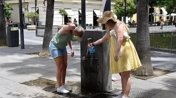 avrupada-cehennem-sicaklari-2-bin-kisi-olmustu-uzmanlardan-ciddi-uyarilar-gunes-en-tepedeyken-disari-cikmayin-1658771439520.jpeg Avrupa'da cehennem sıcakları! 2 bin kişi ölmüştü! Uzmanlardan ciddi uyarılar: Güneş en tepedeyken dışarı çıkmayın-6