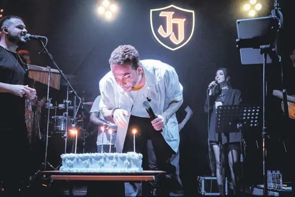 capkinligiyla-taninan-mehmet-ali-erbil-sahalara-geri-dondu-genc-kizlarla-birlikte-1684265504757.jpeg Çapkınlığıyla tanınan Mehmet Ali Erbil sahalara geri döndü: Genç kızlarla birlikte...-7